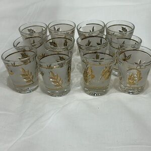 Starlyte vintage 12 pieces frosted shot glasses with leaf design pre owned